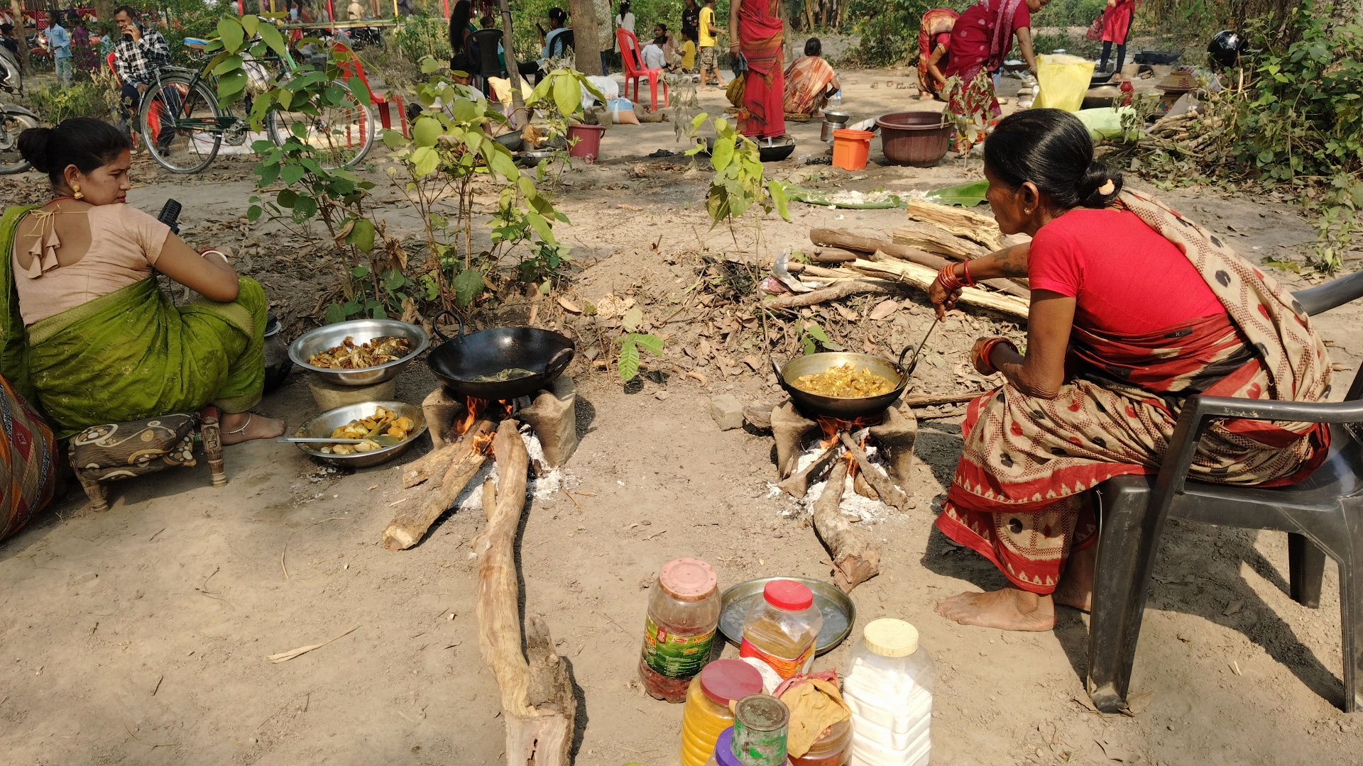 जंगल में खाना बनातीं महिलाएं