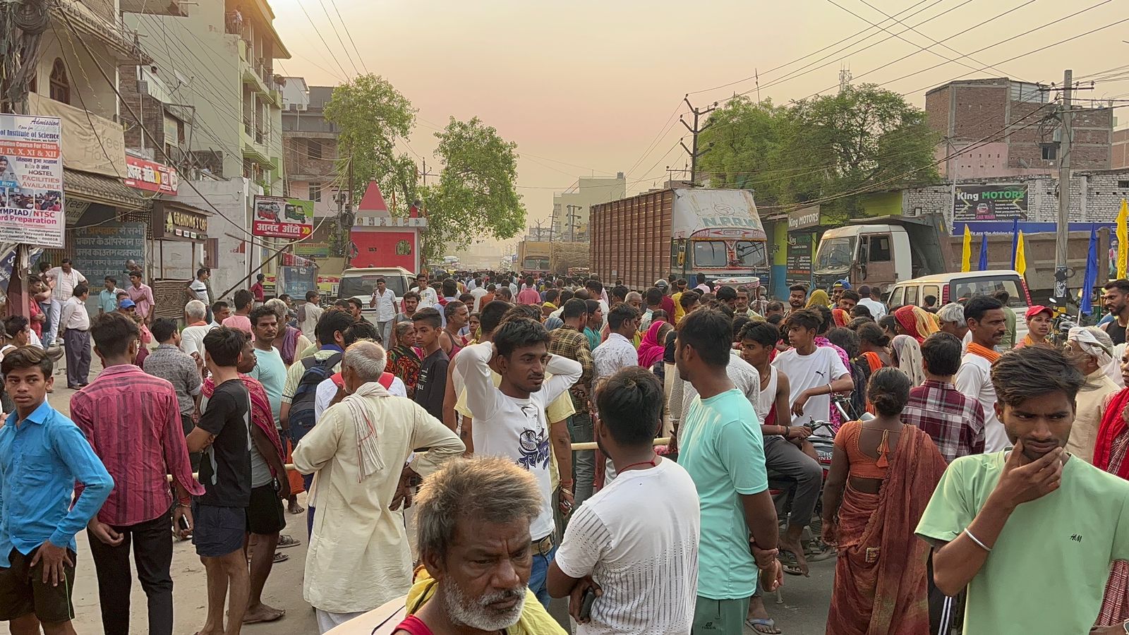 સ્થાનિક લોકોએ બે જગ્યાએ રસ્તો બ્લોક કરી દીધો છે