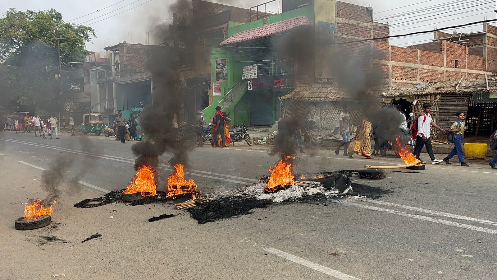 आक्रोशितों ने की आगजनी और रोड जाम