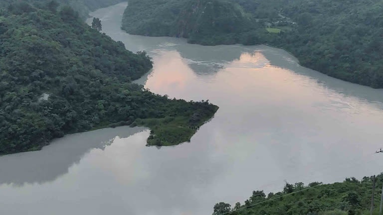 हिमाचल प्रदेश में सतलुज नदी