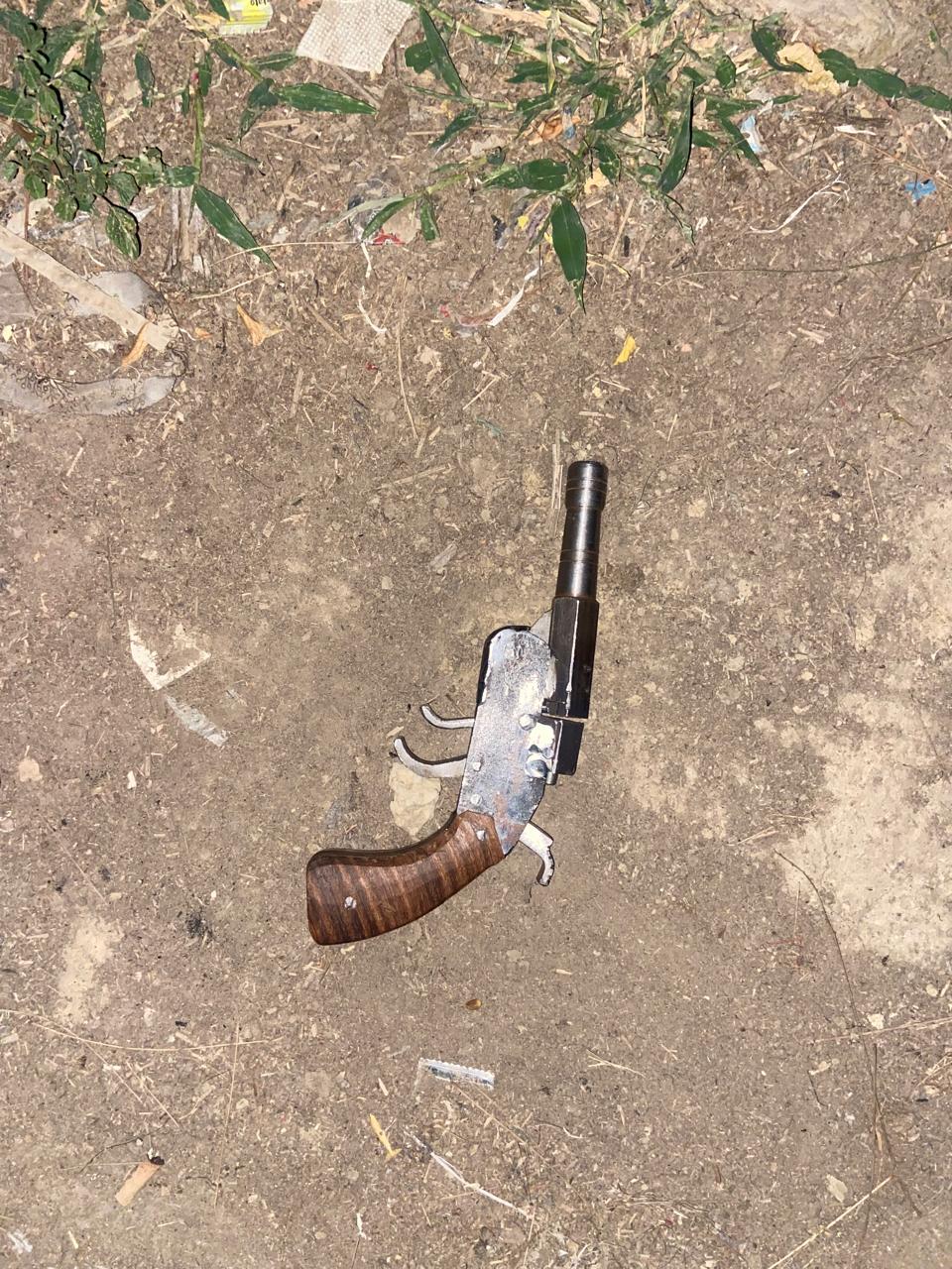 पुलिस ने रूटीन चेकिंग के दौरान अपाराधियों को पकड़ा