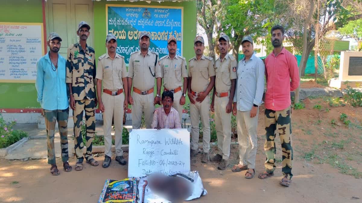 ಕಡವೆ ಮಾಂಸ ಆರೋಪಿಯೊಂದಿಗೆ ಅರಣ್ಯ ಅಧಿಕಾರಿಗಳು