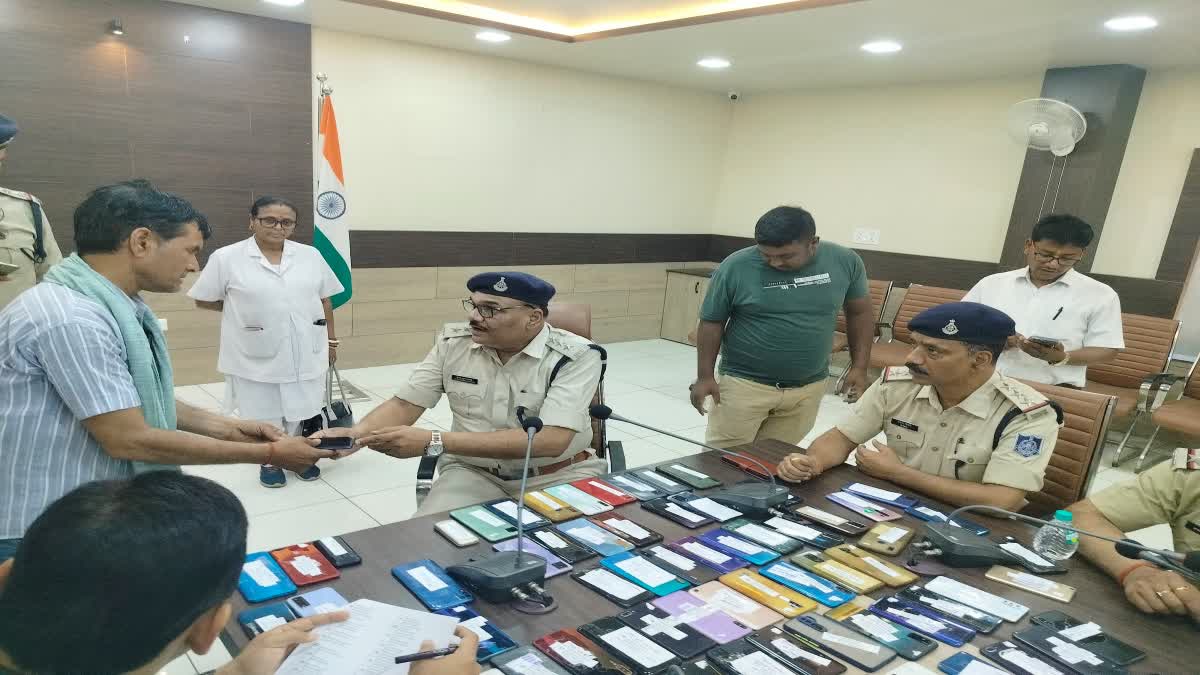 singrauli police returned 105 mobile phones