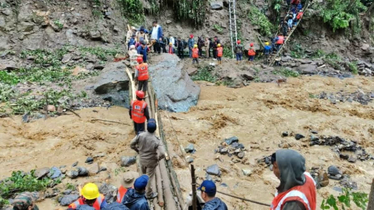 Army personnel carrying out rescue ops in Sikkim