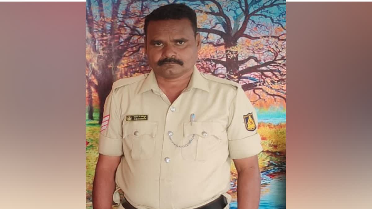 Etv kalburgi-head-constable-murder-case-police-shot-the-main-accused-in-the-leg