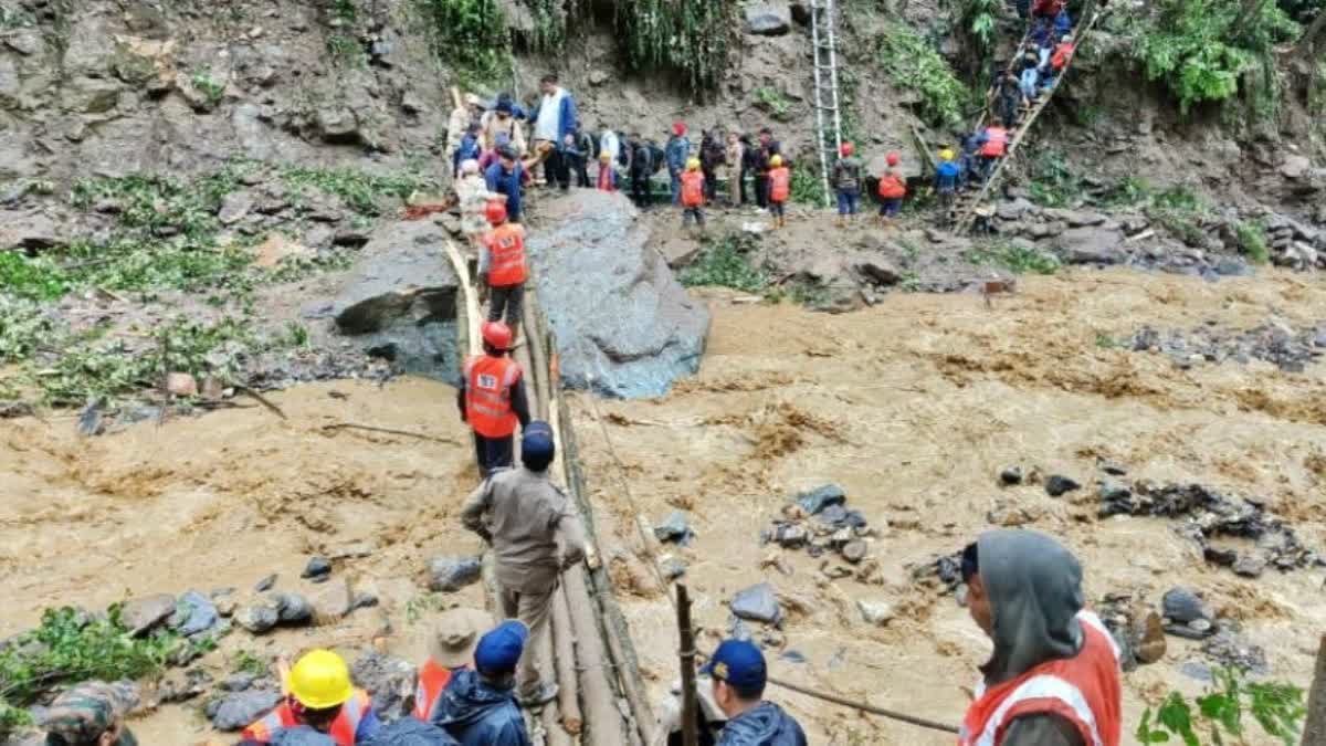 Sikkim landslide  Indian Army evacuates 3500 stranded tourists  Indian Army  stranded tourists  Landslide in Sikkim  വടക്കന്‍ സിക്കിമില്‍ പേമാരി  പേമാരിയെ തുടര്‍ന്ന് മണ്ണിടിച്ചില്‍  കുടുങ്ങിപ്പോയ 3500 ഓളം വിനോദസഞ്ചാരികളെ  വിനോദസഞ്ചാരികളെ രക്ഷിച്ച് സൈന്യം  കനത്ത പേമാരി  സിക്കിം  മഴ  ഇന്ത്യന്‍ സൈന്യം  വിനോദസഞ്ചാരി