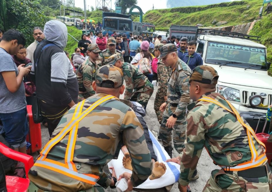 Sikkim landslide  Indian Army evacuates 3500 stranded tourists  Indian Army  stranded tourists  Landslide in Sikkim  വടക്കന്‍ സിക്കിമില്‍ പേമാരി  പേമാരിയെ തുടര്‍ന്ന് മണ്ണിടിച്ചില്‍  കുടുങ്ങിപ്പോയ 3500 ഓളം വിനോദസഞ്ചാരികളെ  വിനോദസഞ്ചാരികളെ രക്ഷിച്ച് സൈന്യം  കനത്ത പേമാരി  സിക്കിം  മഴ  ഇന്ത്യന്‍ സൈന്യം  വിനോദസഞ്ചാരി