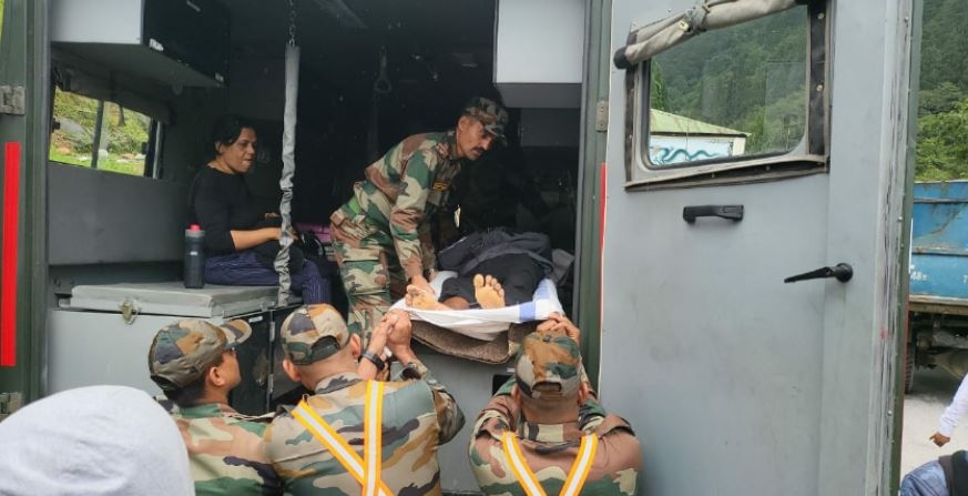 Sikkim landslide  Indian Army evacuates 3500 stranded tourists  Indian Army  stranded tourists  Landslide in Sikkim  വടക്കന്‍ സിക്കിമില്‍ പേമാരി  പേമാരിയെ തുടര്‍ന്ന് മണ്ണിടിച്ചില്‍  കുടുങ്ങിപ്പോയ 3500 ഓളം വിനോദസഞ്ചാരികളെ  വിനോദസഞ്ചാരികളെ രക്ഷിച്ച് സൈന്യം  കനത്ത പേമാരി  സിക്കിം  മഴ  ഇന്ത്യന്‍ സൈന്യം  വിനോദസഞ്ചാരി