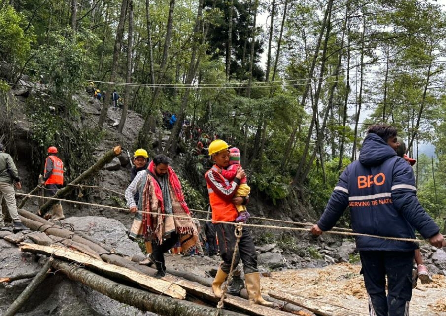 Sikkim landslide  Indian Army evacuates 3500 stranded tourists  Indian Army  stranded tourists  Landslide in Sikkim  വടക്കന്‍ സിക്കിമില്‍ പേമാരി  പേമാരിയെ തുടര്‍ന്ന് മണ്ണിടിച്ചില്‍  കുടുങ്ങിപ്പോയ 3500 ഓളം വിനോദസഞ്ചാരികളെ  വിനോദസഞ്ചാരികളെ രക്ഷിച്ച് സൈന്യം  കനത്ത പേമാരി  സിക്കിം  മഴ  ഇന്ത്യന്‍ സൈന്യം  വിനോദസഞ്ചാരി