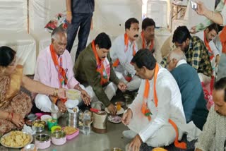 BJP leaders have food together in Guna