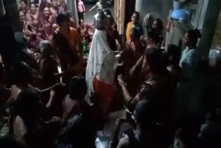 Rajkot News : વાવાઝોડાની બલી ટળ્યા બાદ દેરડી ગામની બહેનોએ માથે હેલ લઈને ઠાકરના ગુણગાન ગાયા