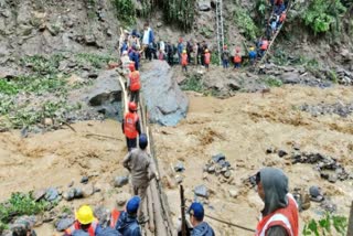 Sikkim landslide  Indian Army evacuates 3500 stranded tourists  Indian Army  stranded tourists  Landslide in Sikkim  വടക്കന്‍ സിക്കിമില്‍ പേമാരി  പേമാരിയെ തുടര്‍ന്ന് മണ്ണിടിച്ചില്‍  കുടുങ്ങിപ്പോയ 3500 ഓളം വിനോദസഞ്ചാരികളെ  വിനോദസഞ്ചാരികളെ രക്ഷിച്ച് സൈന്യം  കനത്ത പേമാരി  സിക്കിം  മഴ  ഇന്ത്യന്‍ സൈന്യം  വിനോദസഞ്ചാരി