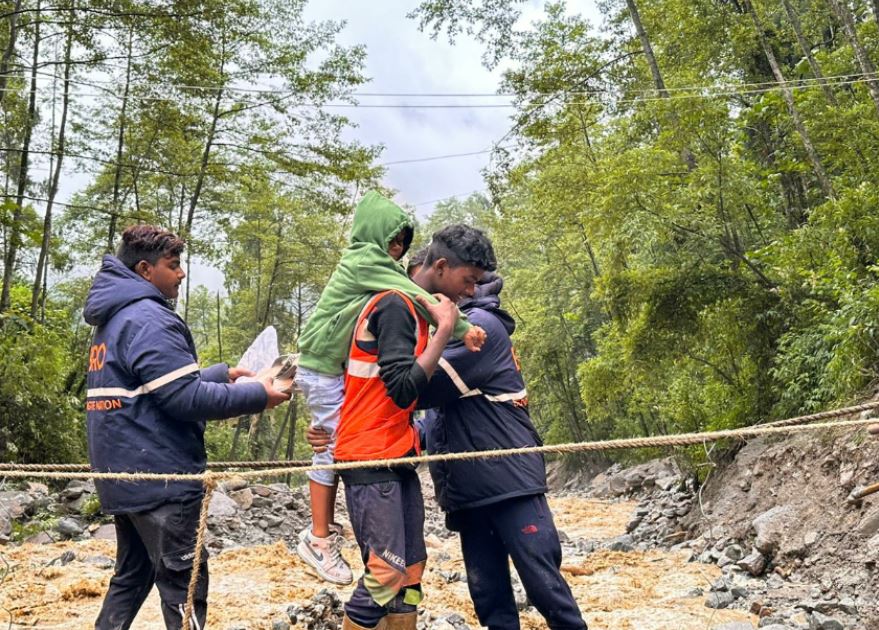 Army personnel carrying out rescue ops in Sikkim