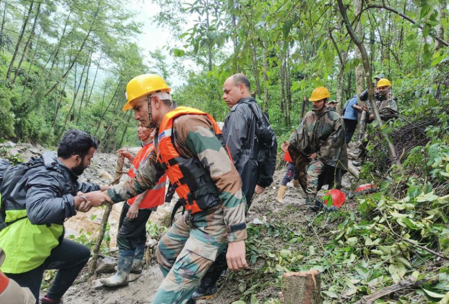 Army personnel carrying out rescue ops in Sikkim