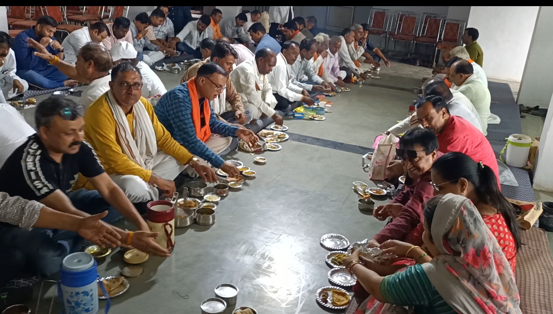 BJP leaders have food together in Guna