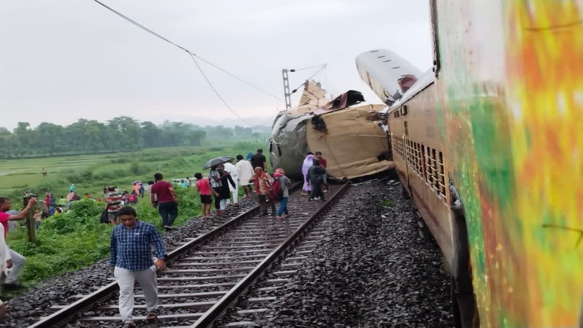 കാഞ്ചൻജംഗ എക്‌സ്പ്രസ് അപകടം  പശ്ചിമ ബംഗാള്‍ ട്രെയിൻ അപകടം  TRAIN ACCIDENT IN BENGAL  TRAIN ACCIDENT IN JALPAIGURY