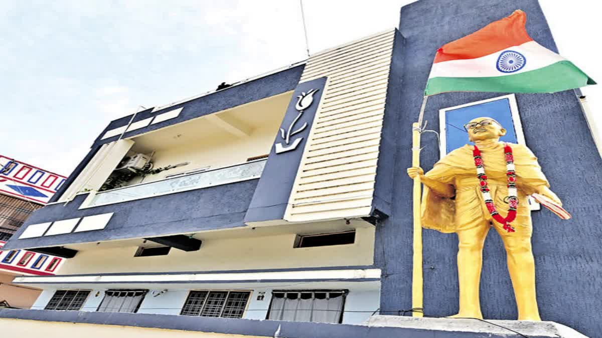 Mahatma Gandhi  Gandhi statue  father of the nation  Admiration of the Mahatma