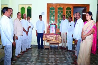 devineni_uma_pays_tribute_to_ramoji_rao