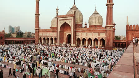 Eid ul Azha today, people hugged each other and wished each other Mubarakbad in Jama Masjid