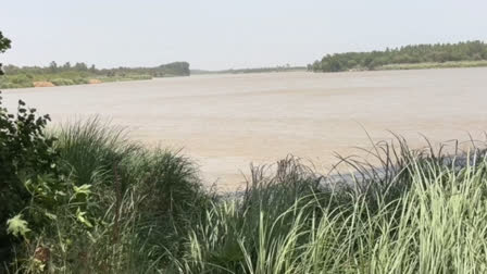 The water level in the Beas river increased with the melting snow of the glacier, making the temperature cold