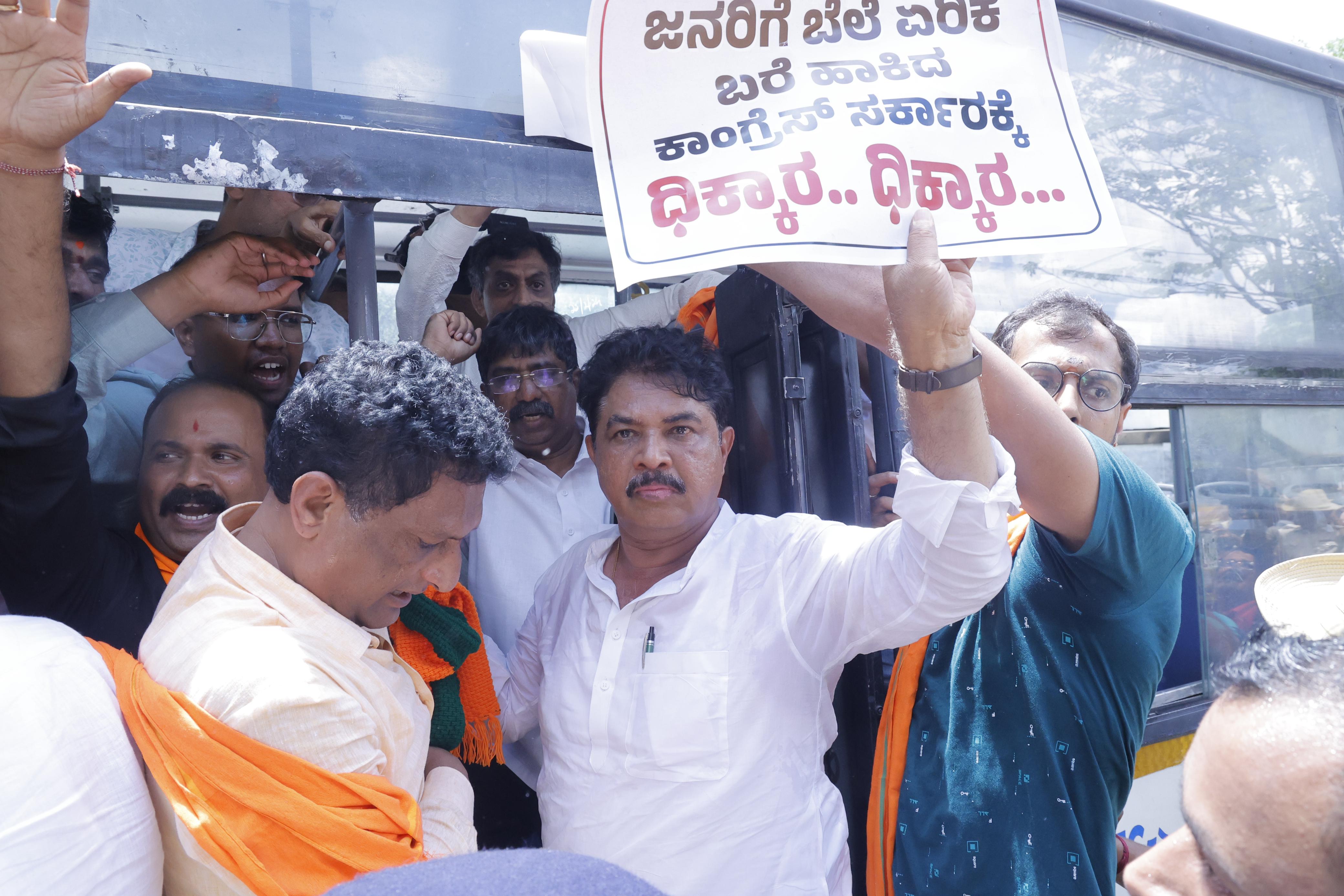 Massive protest by BJP condemning petrol and diesel price hike in Bengluru