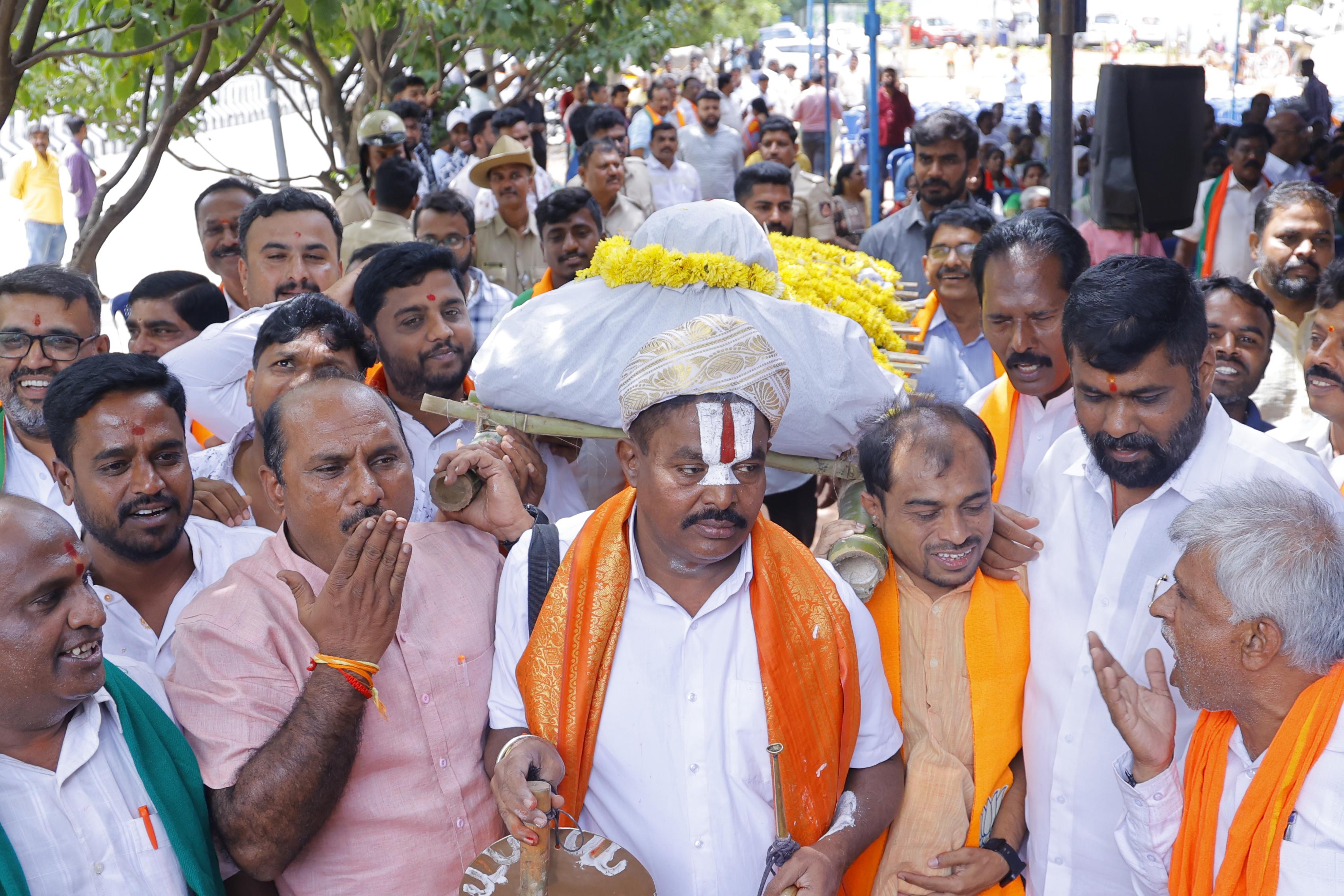 Massive protest by BJP condemning petrol and diesel price hike in Bengluru