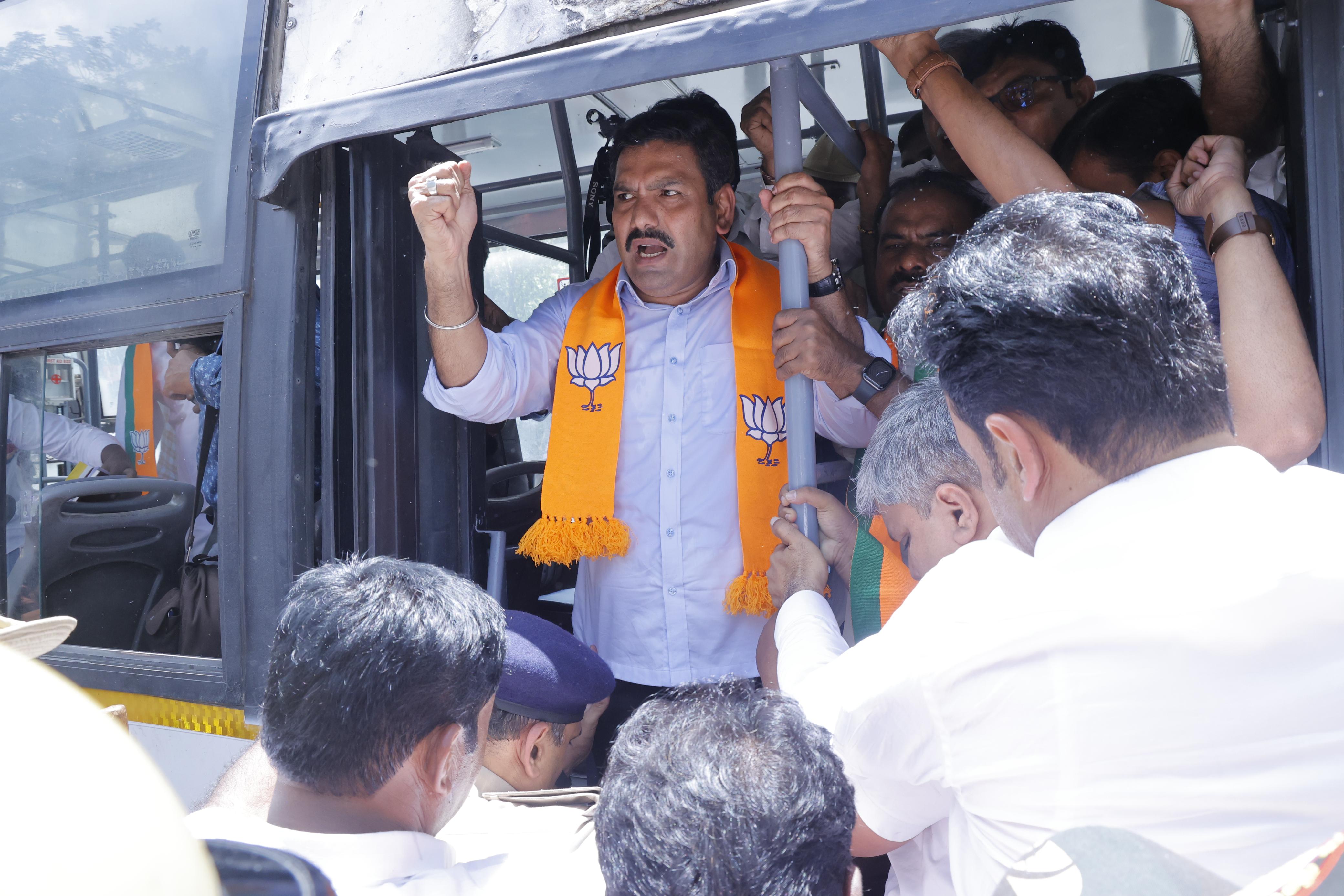 Massive protest by BJP condemning petrol and diesel price hike in Bengluru