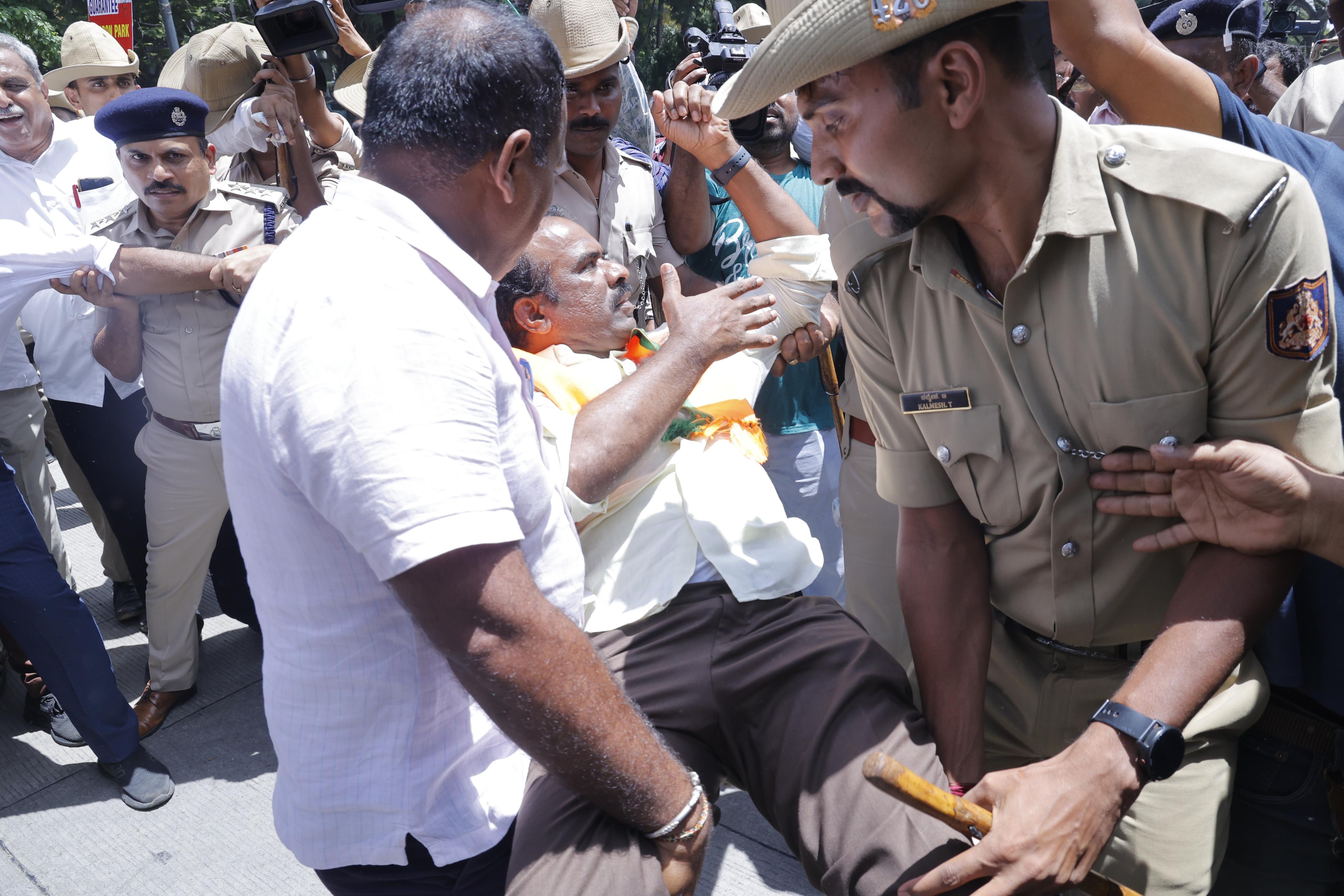 Massive protest by BJP condemning petrol and diesel price hike in Bengluru