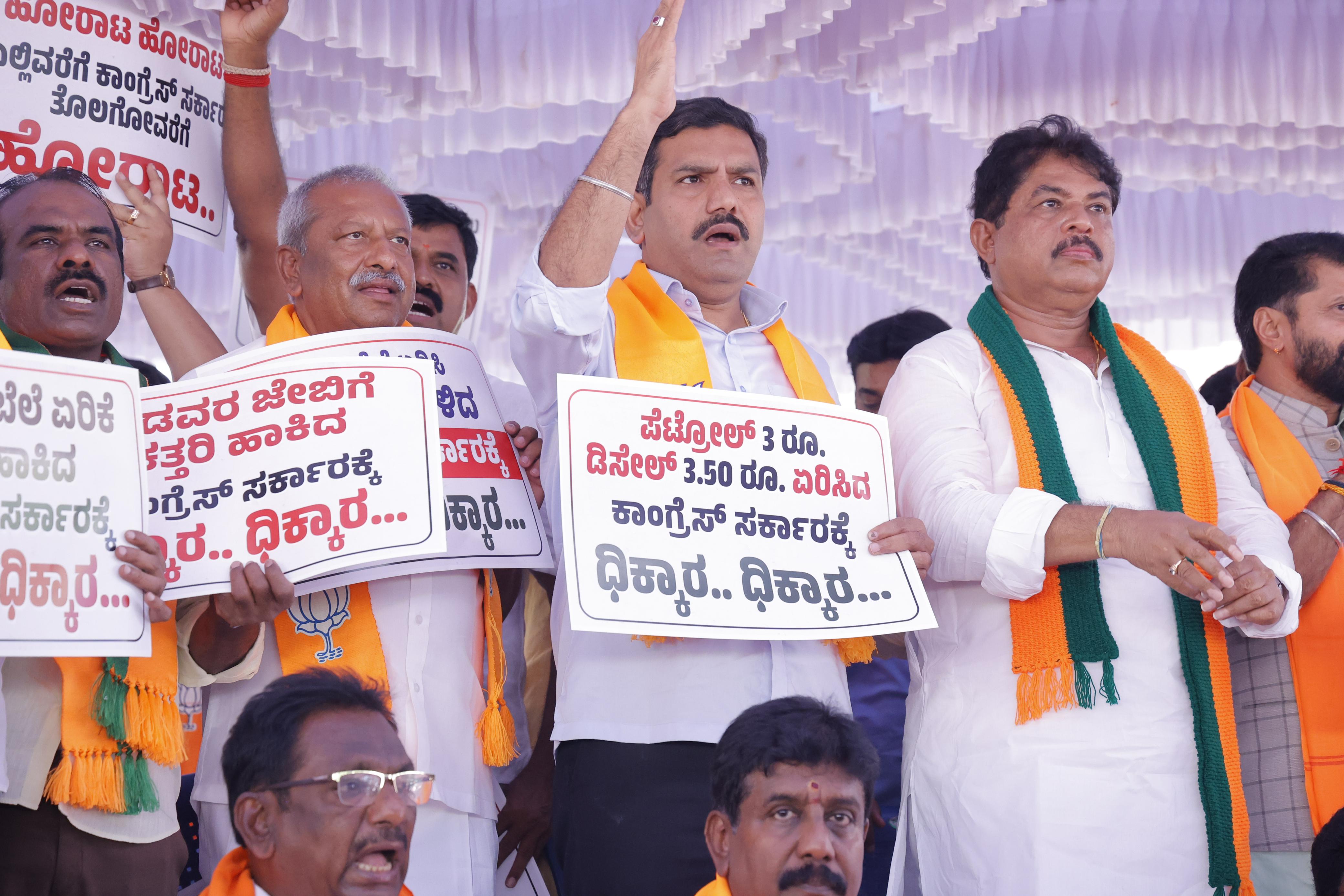 Massive protest by BJP condemning petrol and diesel price hike in Bengluru