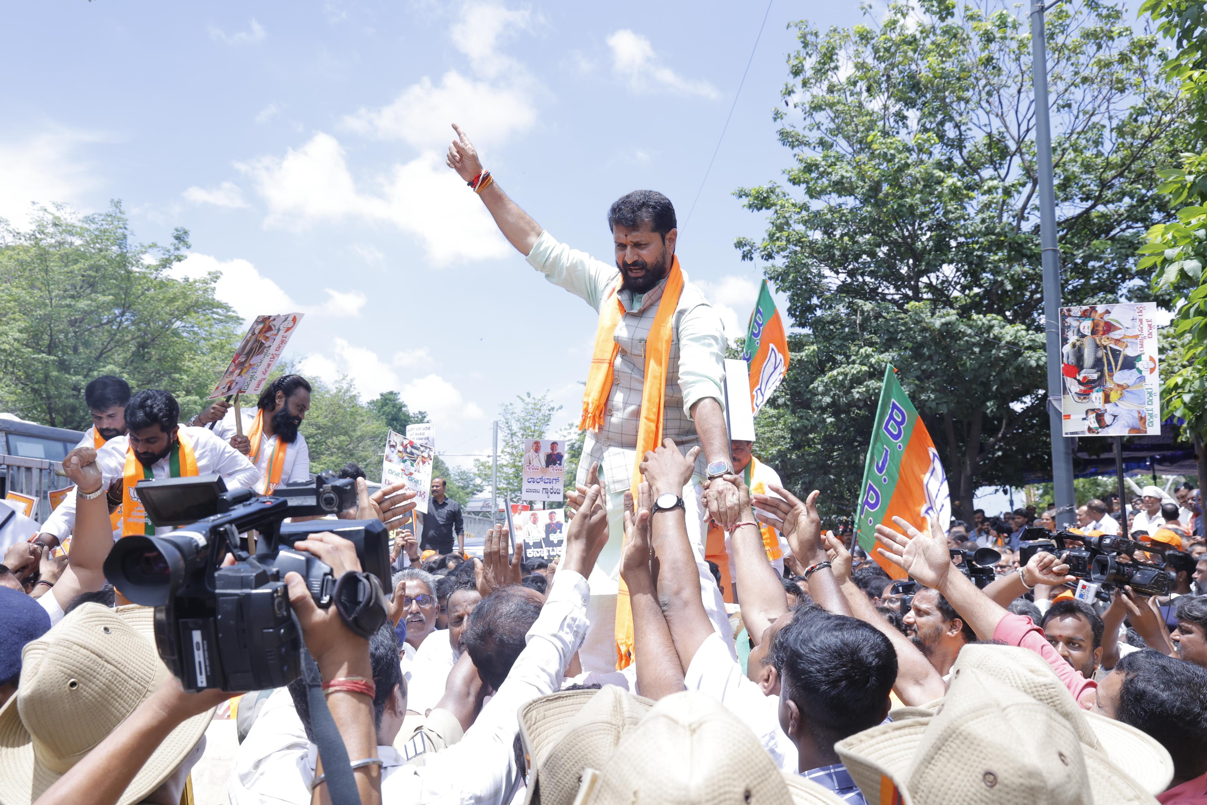 Massive protest by BJP condemning petrol and diesel price hike in Bengluru