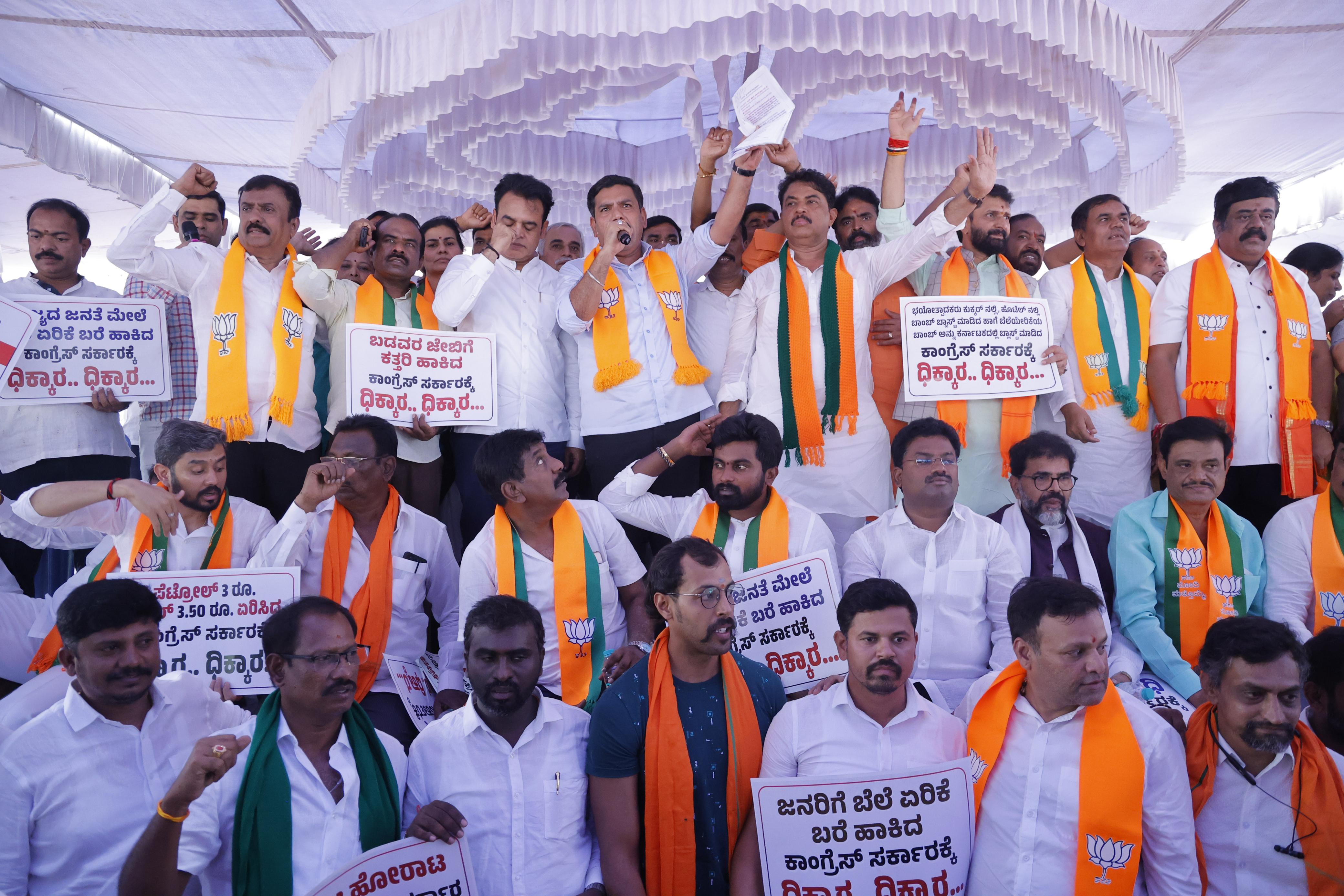 Massive protest by BJP condemning petrol and diesel price hike in Bengluru