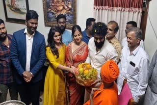 Yuva Rajkumar visits Tumakuru Siddaganga matha