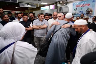 حجاج کا پہلا قافلہ سرینگر وارد، وزیر اعلی عمر عبدللہ نے ائیرپورٹ پر عازمین کا استقبال کیا