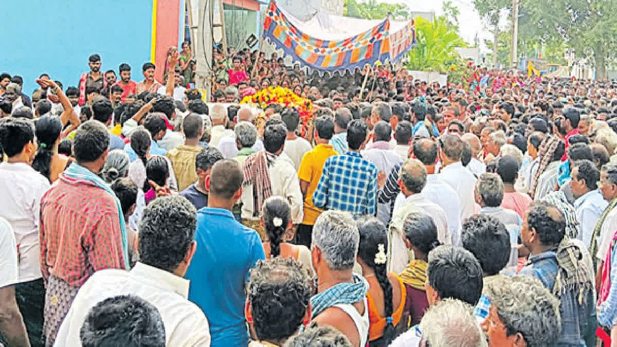 People flocked to Master funeral procession