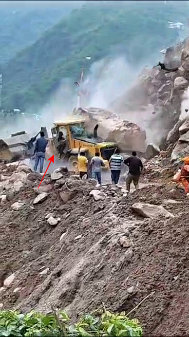 rocks fell on bulldozer in mandi