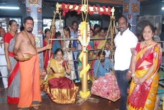 A devotee offers Tulabura with tomatoes  തക്കാളികൊണ്ടൊരു തുലാഭാരം  51 കിലോ തക്കാളികൊണ്ടൊരു തുലാഭാരം