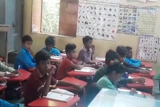 Banaskantha News : બનાસકાંઠાની પ્રાથમિક શાળામાં વિદ્યાર્થીઓના ભવિષ્ય પર પડી રહ્યા પાણીના ટીપાં, તંત્ર ક્યારે જાગશે?