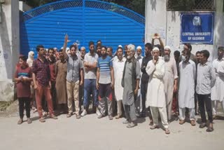 residents-of-kurhama-ganderbal-protested-against-cuk-and-district-administration