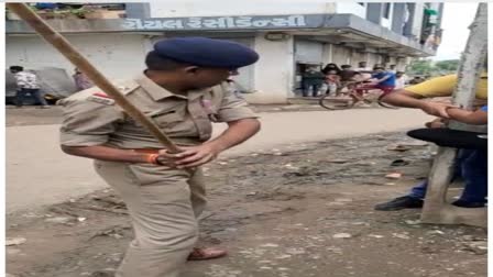 Surat Crime: પોલીસને પણ  કાયદો લાગુ પડે ખરા? વીજપોલ પકડાવી દંડા મારતો વિડિયો વાઇરલ