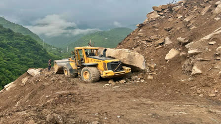 rocks fell on bulldozer in mandi