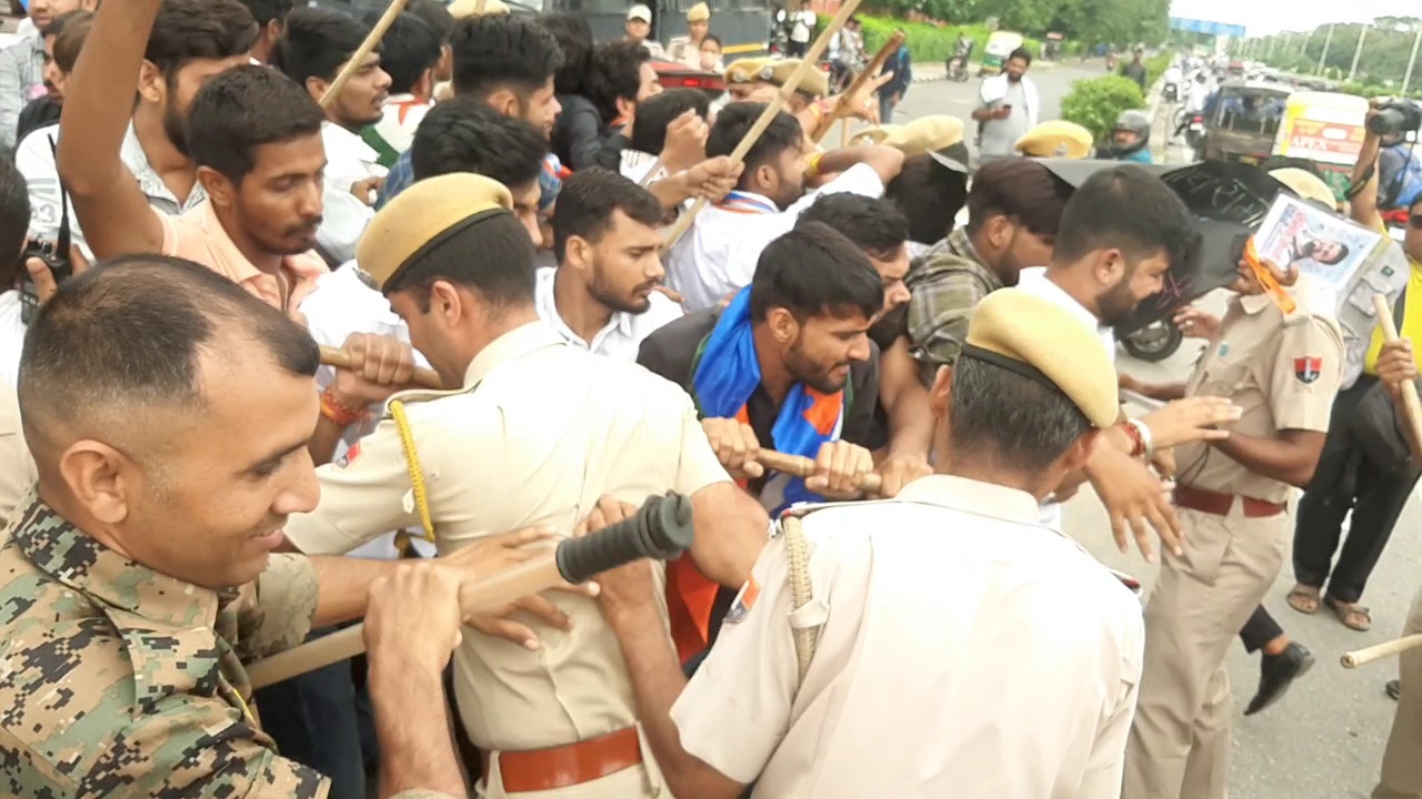 NSUI protested against ABVP in gangrape case