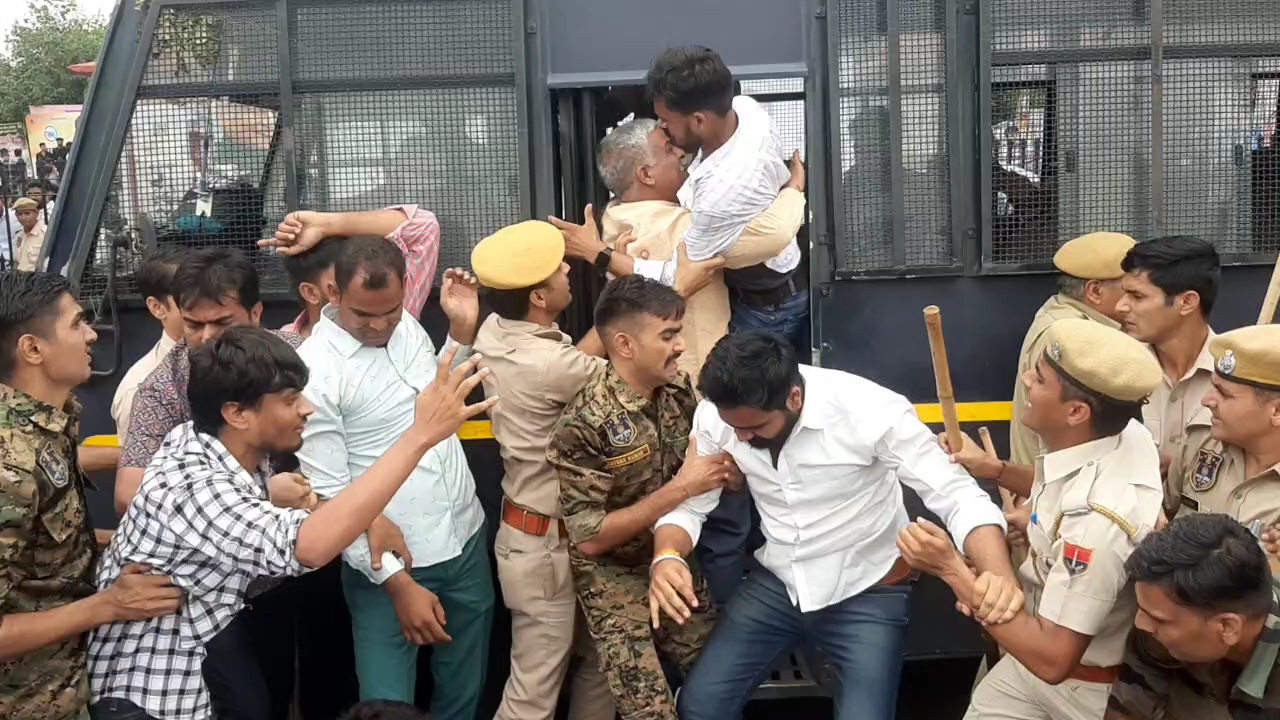 NSUI protested against ABVP in gangrape case