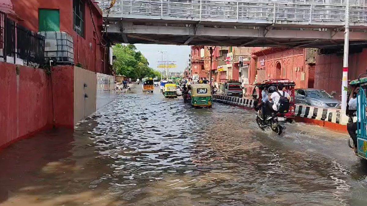 सड़क पर भरा पानी