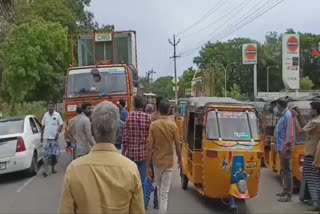 சிஎன்ஜி  கேஸ் லோடு ஏற்றி வந்த லாரியை முற்றுகையிட்ட ஆட்டோ ஒட்டுநர்கள்