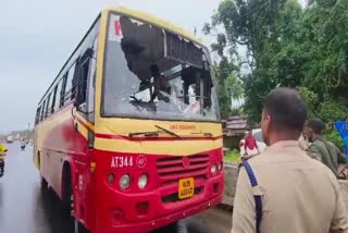 കെഎസ്ആർടിസി ബസിനു നേരെ കല്ലേറ്  അമ്പലപ്പുഴയിൽ ബസിനു നേരെ കല്ലേറ്  ATTACK AGAINST KSRTC BUS  STONE PELTED ON BUS IN AMBALAPUZHA