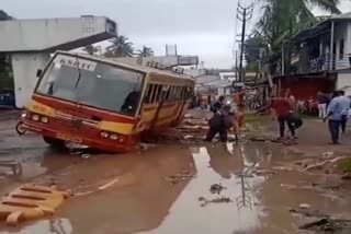 KSRTC ACCIDENT  bus fell into pit  അരൂരിൽ ബസ് കുഴിയിൽ വീണു  ആലപ്പുഴയിൽ ബസ് കുഴിയിൽ വീണു