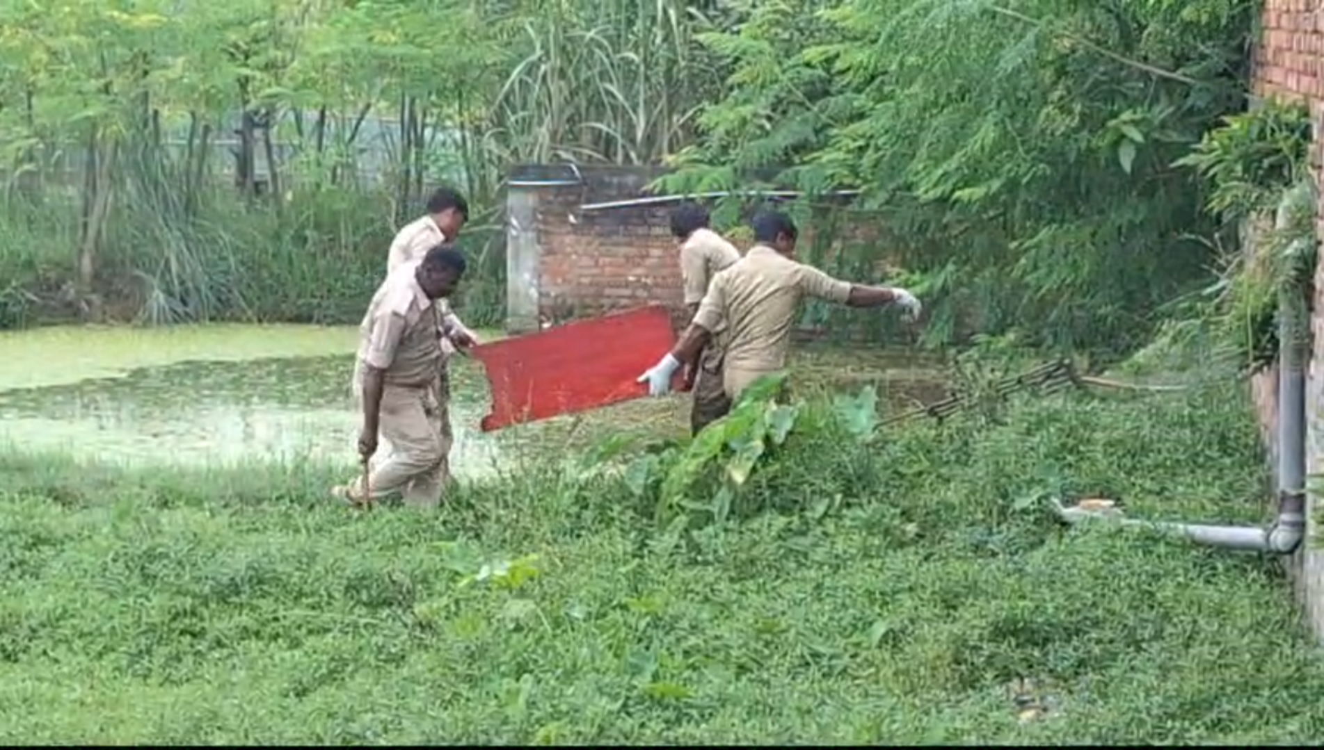 निकाला गया लाल बक्शा.