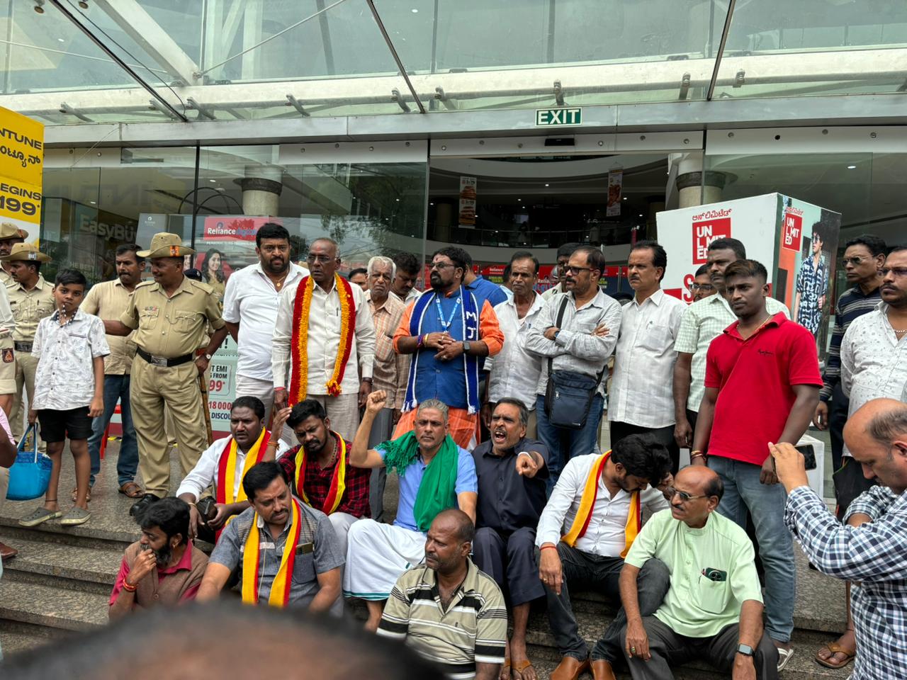 Farmer wearing dhoti denied entry into mall in Bengaluru, management apologises