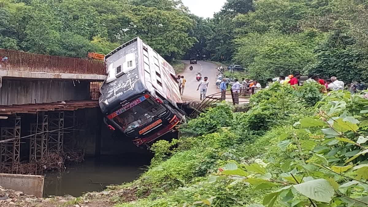 વલવાડા ગામ નજીક ગાંધીનગરથી શેરડી જઈ રહેલા યાત્રિકોને અકસ્માત નડ્યો