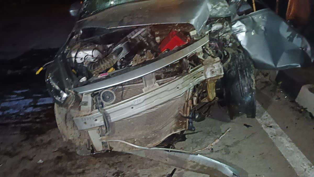 Car rammed into truck in Mirzapur